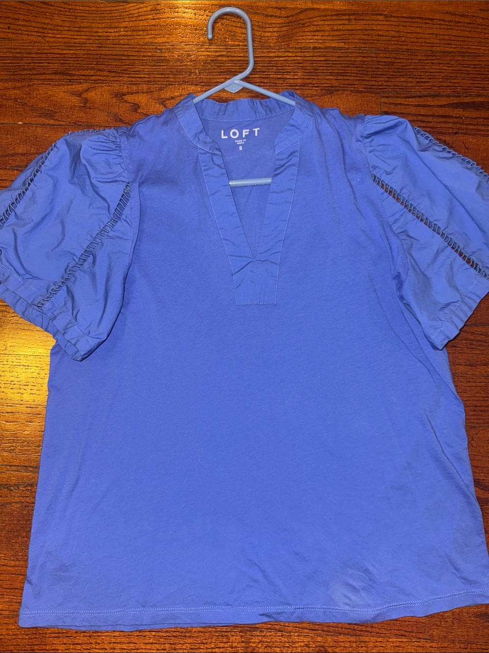 LOFT Blue Short-Sleeve Split V-Neck Puff Sleeve Top